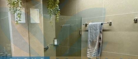 Deluxe Apartment | Bathroom