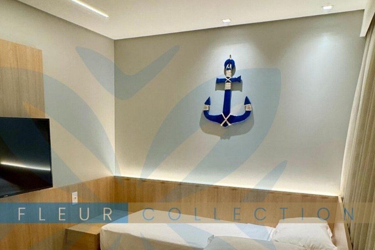 Apartamento de lujo | Espacio para trabajar con un portátil y cortinas opacas