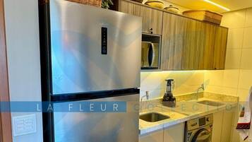 Luxe appartement | Privékeuken | Een koelkast, een magnetron, een oven, een kookplaat