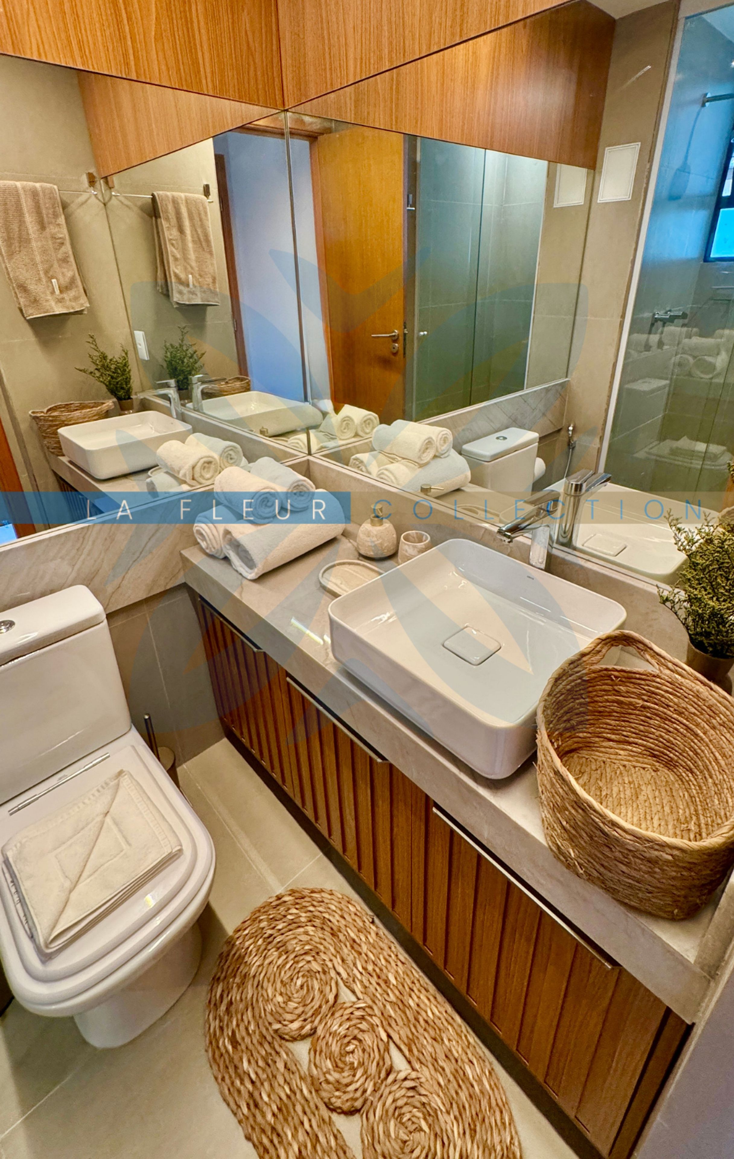 Deluxe Apartment | Bathroom | Shower, hair dryer, towels, soap