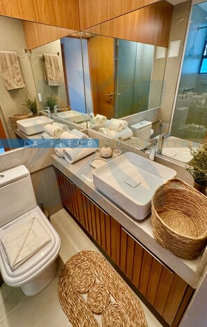 Deluxe apartman | Fürdőszoba | Zuhanyzó, hajszárító, törölközők és szappan