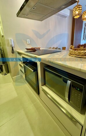 Deluxe-huoneisto | Yksityinen keittiö | Mikroaaltouuni, syöttötuoli