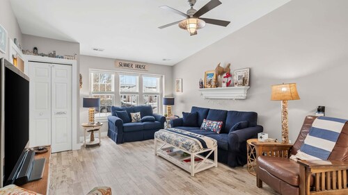 Charming 3 Bedroom with a Covered Porch, Beach Essentials, and Parking