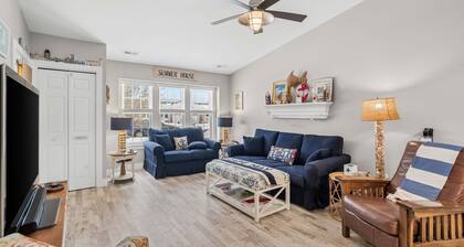 Charming 3 Bedroom with a Covered Porch, Beach Essentials, and Parking