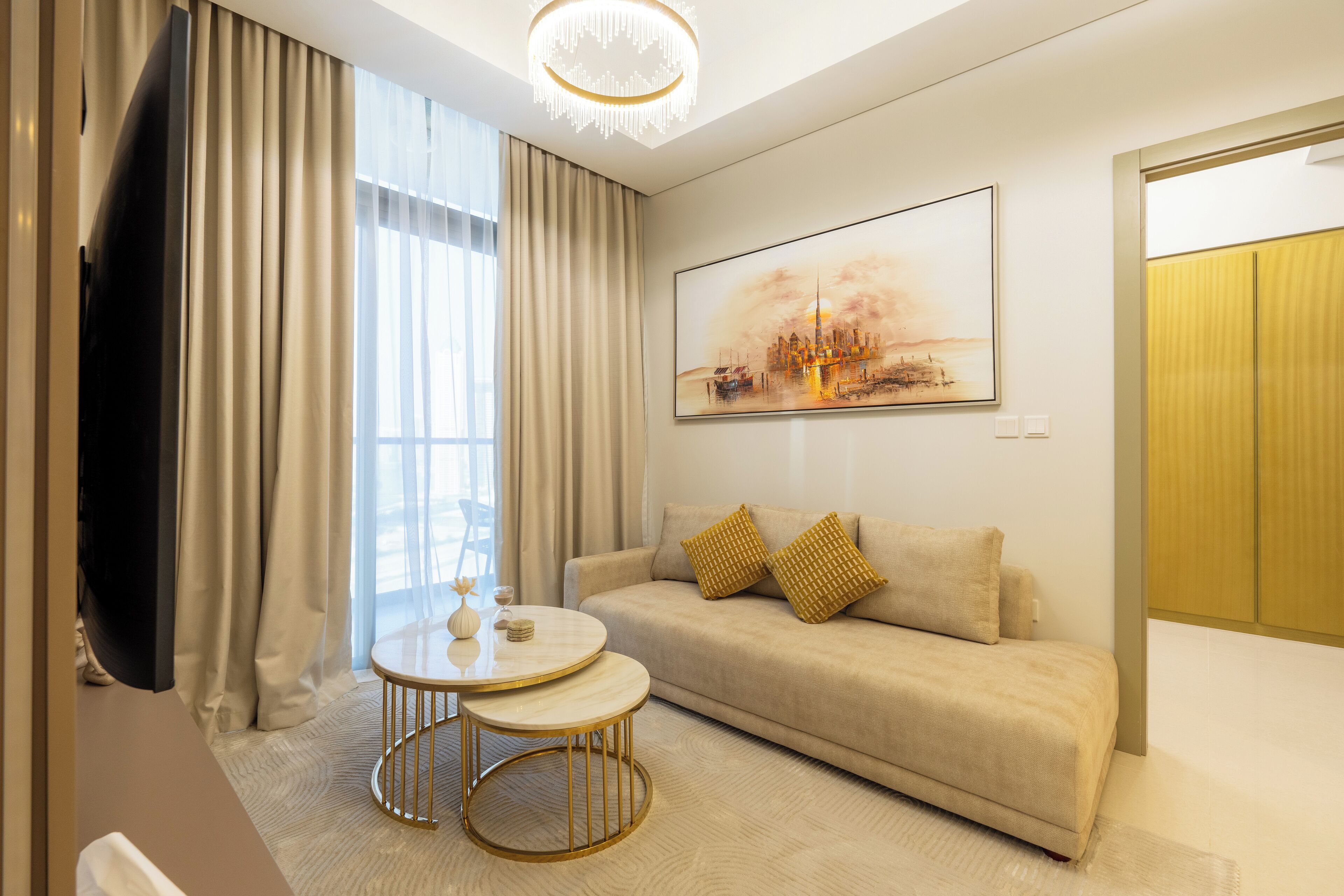 Deluxe appartement | Woonruimte | Een 65-inch smart-tv met satellietzenders