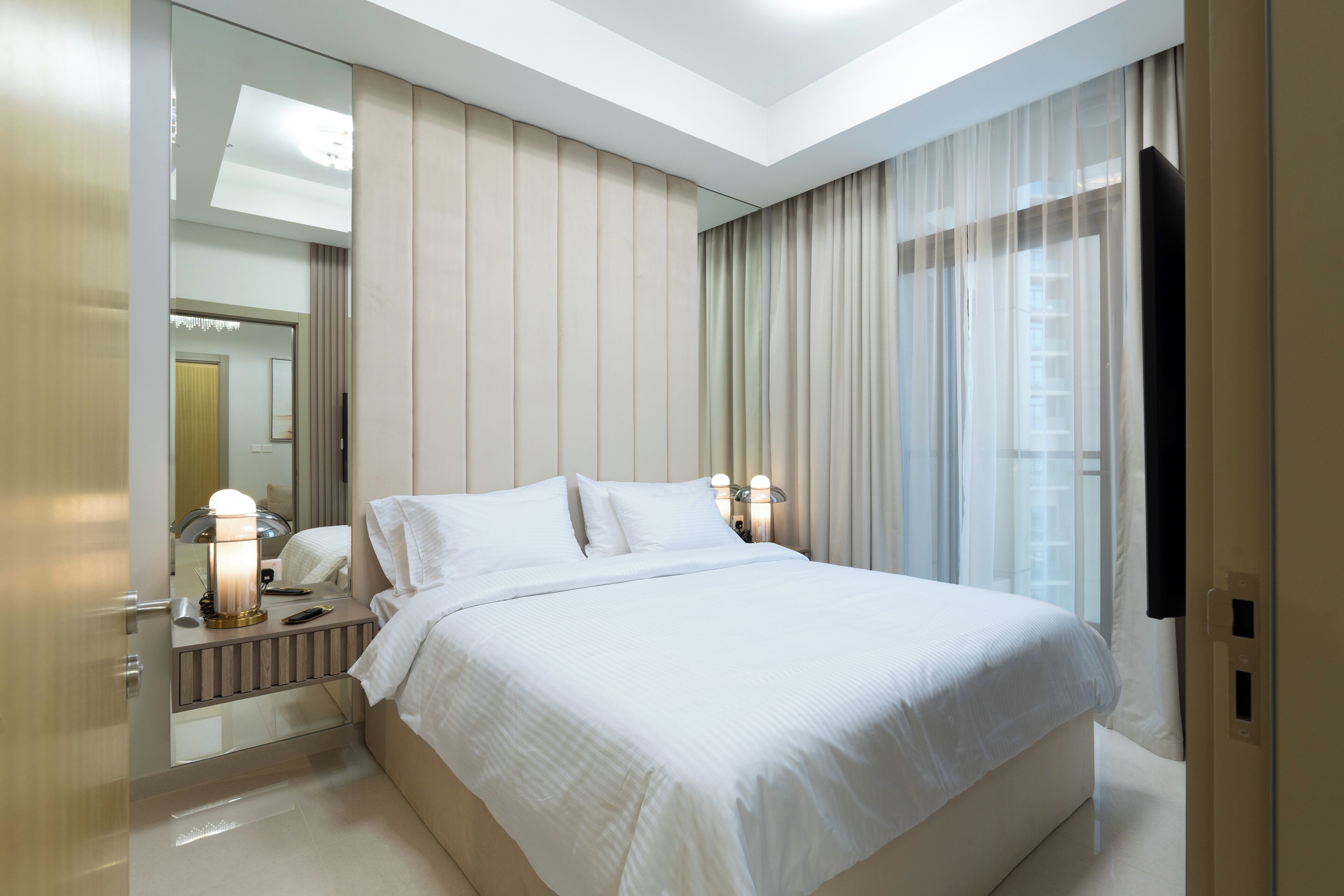 Apartemen Deluks | Seprai premium, busa memori, brankas, dan tirai kedap cahaya