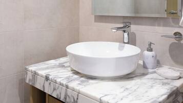 Apartamento luxo | Banheiro | Chuveiro com efeito de chuva, produtos de toalete grátis