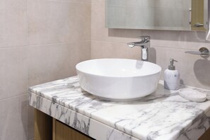 Deluxe Apartment | Bathroom | Rainfall showerhead, free toiletries, hair dryer, bidet - Luxury 2BR Skyline Retreat - Aykon City (Dubai)