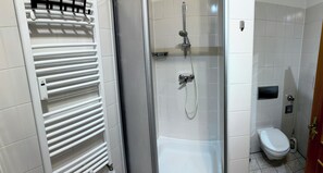 Shower, hair dryer, towels, soap - Cozy city apartment in the center of Halle (Halle (Saale))
