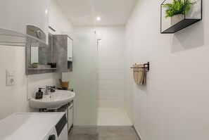 Shower, hair dryer, towels, soap - Secret Coziness - Thermenresort (Frauenkirchen)