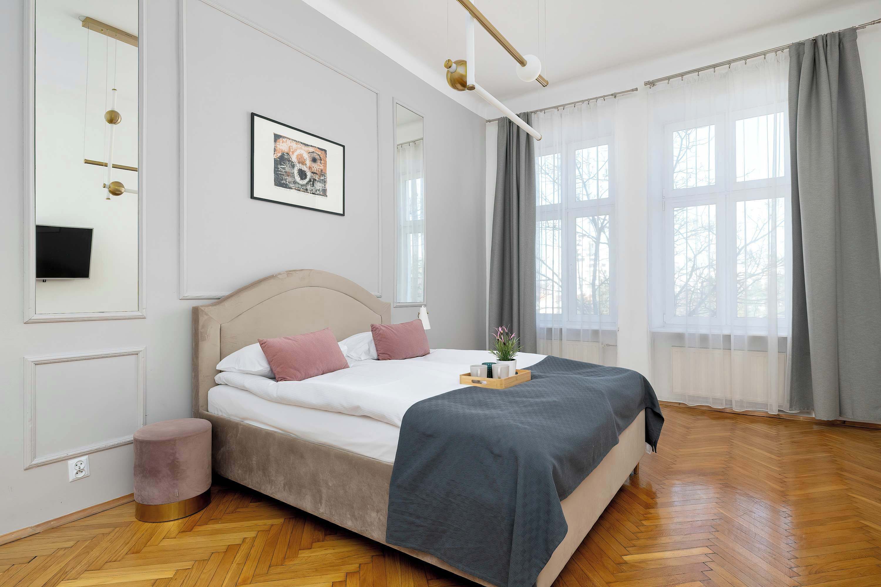2 Schlafzimmer, Schreibtisch, Bügeleisen/Bügelbrett, Reisekinderbett