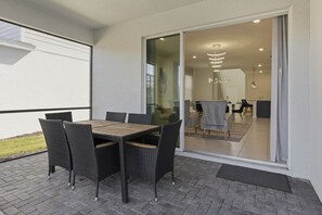 Outdoor dining - 6BR Themed Home w/ Pool Windsor Island (Davenport)