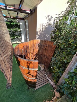 A spiral wooden structure with a metal railing, surrounded by greenery and a white door. - Agnese Two-Bedroom Apartment in Marcelli with a Courtyard and Parking Space (Marcelli)