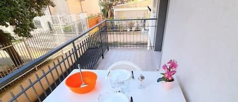 屋外ダイニングエリア