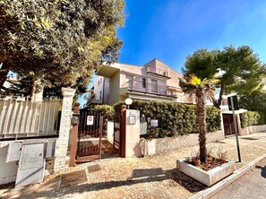 Exterior - Three-room apartment with sea and beach view (Marcelli)