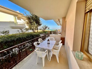 Outdoor dining - Three-room apartment with sea and beach view (Marcelli)