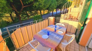 Outdoor dining - Two-room Caesar [center, park, terrace] (Sirolo)