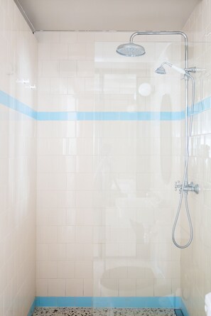 Shower, hair dryer, towels - Majordoms - Retrocéntric 1 - Holiday Apartment Banyoles (Banyoles)