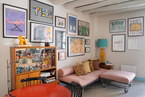 Interior - Majordoms - Retrocéntric 1 - Holiday Apartment Banyoles (Banyoles)