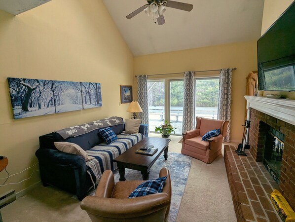 Smart TV, fireplace