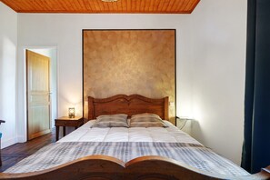 3 chambres, fer et planche à repasser