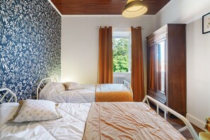 3 chambres, fer et planche à repasser