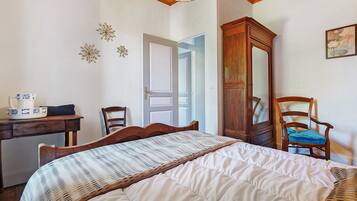 3 bedrooms, iron/ironing board