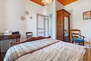 3 habitaciones y tabla de planchar con plancha
