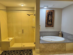 Shower, towels - Bel Solé 1801 Penthouse 4 bedroom 4 bath located directly on Little Lagoon. (Gulf Shores)