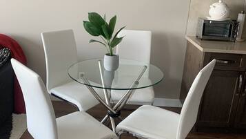 Shared Dormitory, 1 Bedroom | Ruang makan