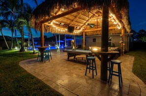 Outdoor dining - Resort-Style Tropical Family Retreat w/ Breathtaking pool & Fun Tiki Hut (Port St. Lucie)