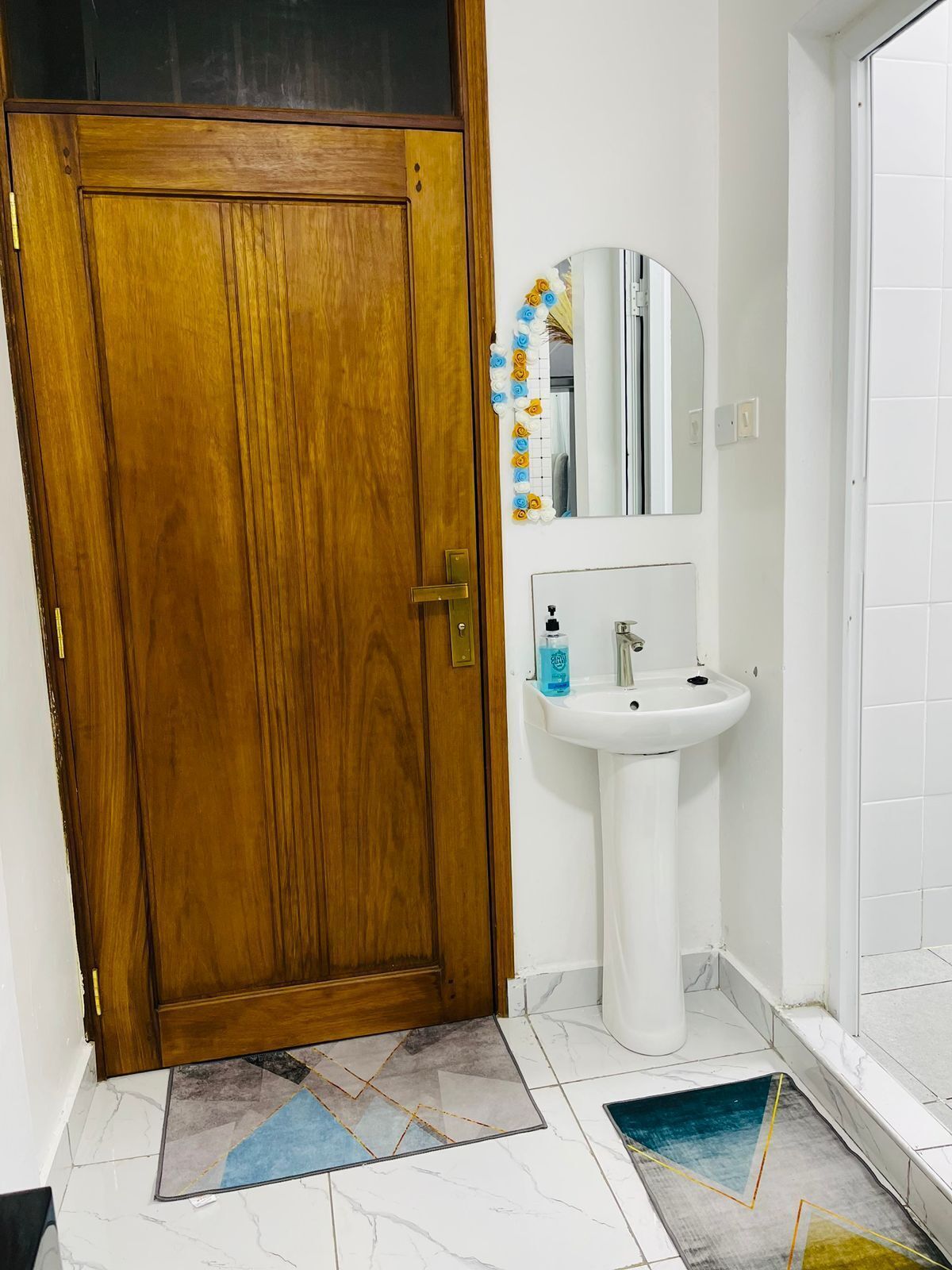 Douche, serviettes fournies, savon, papier toilette