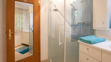 Shower, hair dryer, towels