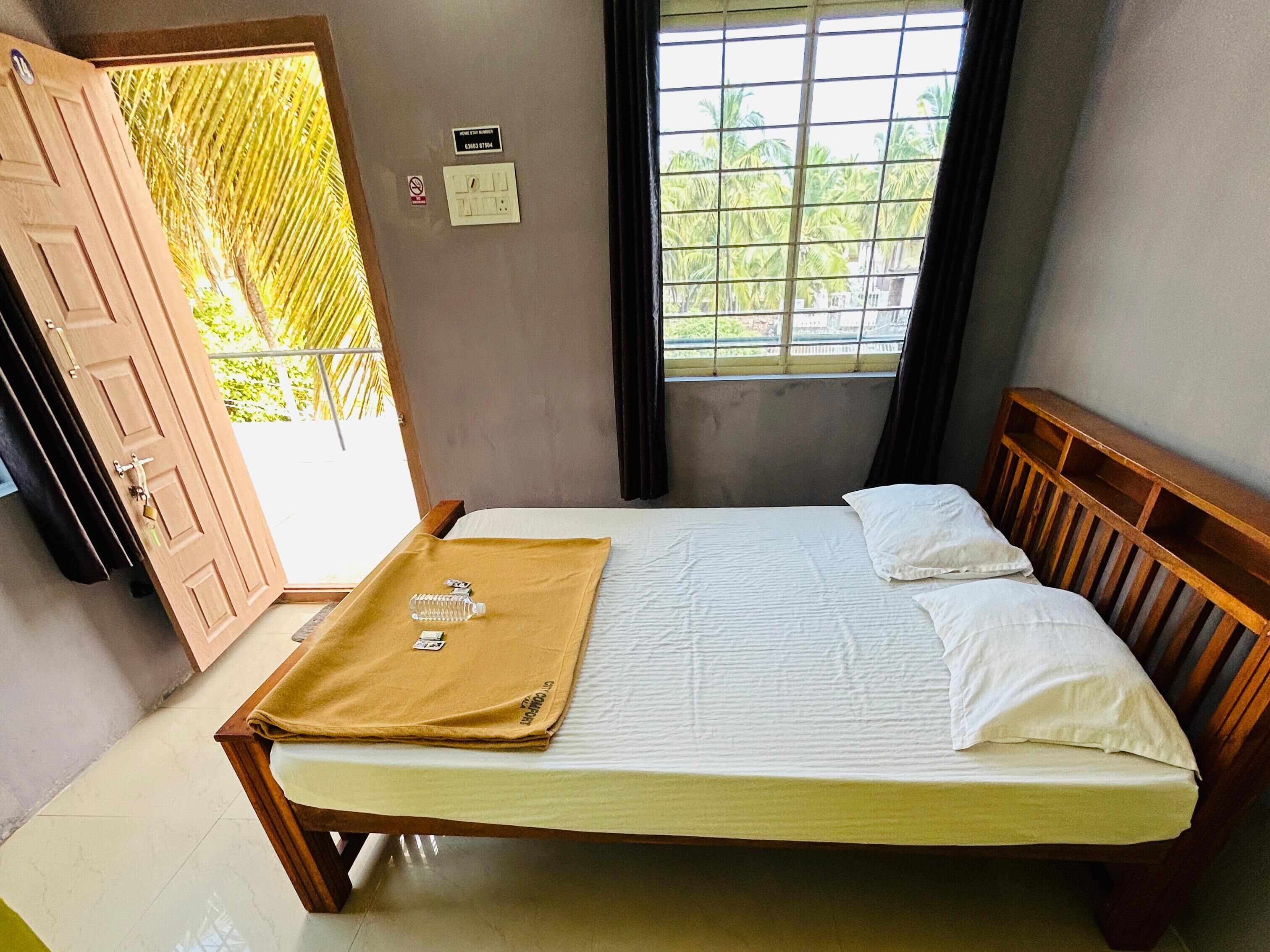 Eenvoudige eenpersoonskamer, balkon, uitzicht op de baai