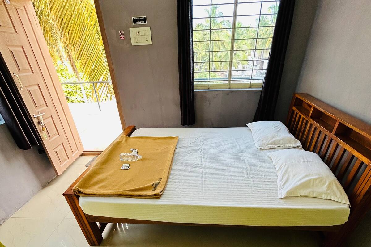 Eenvoudige eenpersoonskamer, balkon, uitzicht op de baai