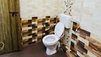 Chambre Simple, balcon, vue baie | Salle de bain | Baignoire, serviettes fournies, savon, shampoing