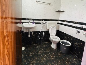 Eenvoudige eenpersoonskamer, balkon, uitzicht op de baai