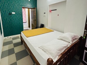 Eenvoudige eenpersoonskamer, balkon, uitzicht op de baai