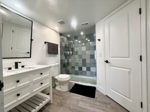 Shower, hair dryer, towels, soap - Summer Deal Luxury Condo Near Everything - Last Minute Summer Vacation Deals (Kissimmee)