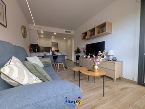 TV - Chic 2 bedroom Apartment with Comunal Pool VM75 (Villamartín)