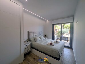 2 bedrooms, iron/ironing board, WiFi, bed sheets - Chic 2 bedroom Apartment with Comunal Pool VM75 (Villamartín)