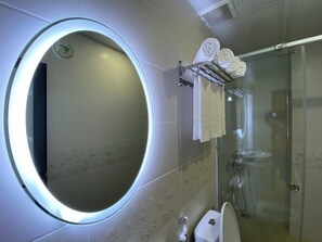 Ducha, secador de pelo, pantuflas, toallas