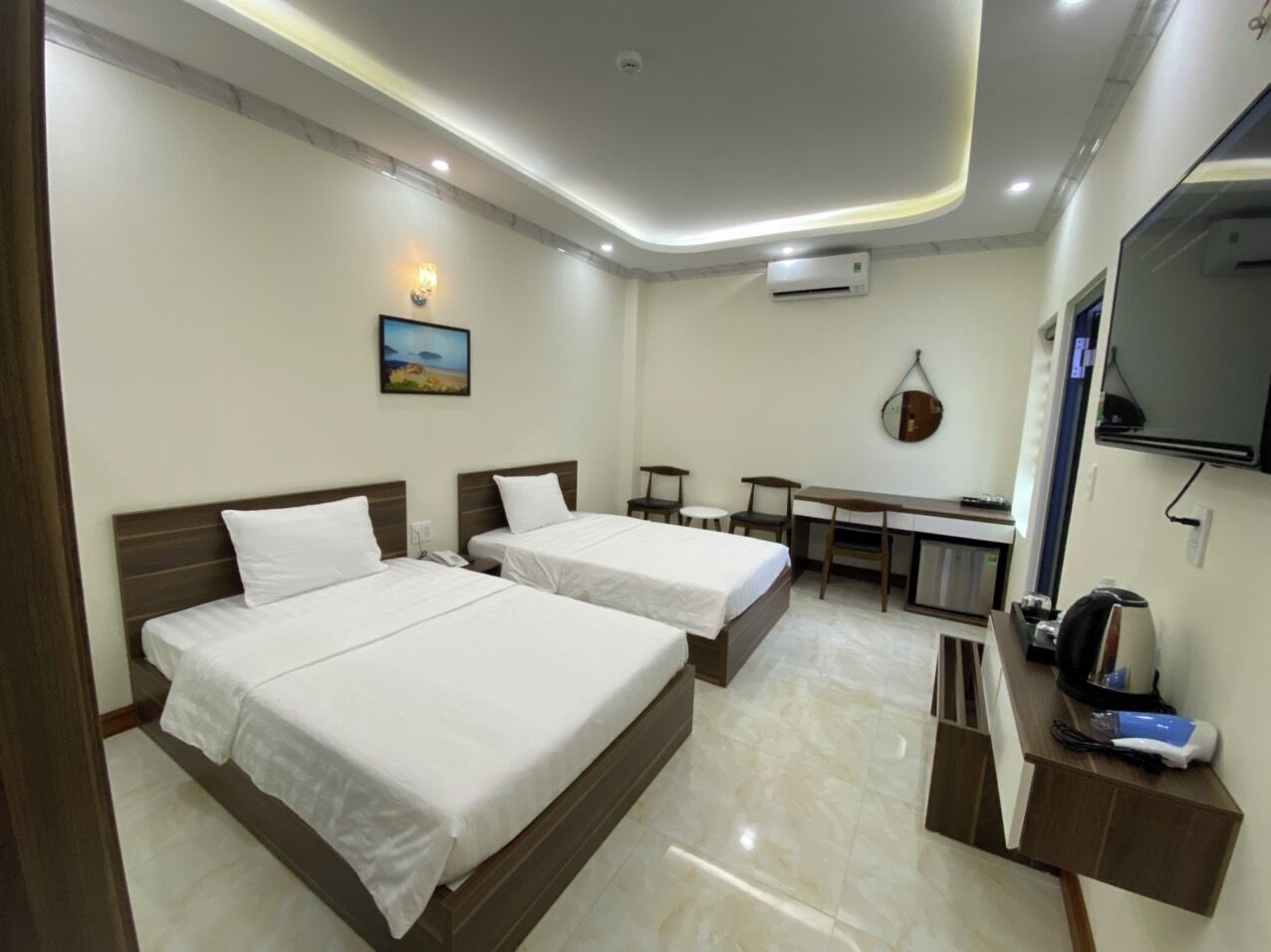 Habitación con 1 cama doble o 2 individuales, vistas a la montaña | Caja fuerte, escritorio, espacio para trabajar con un portátil