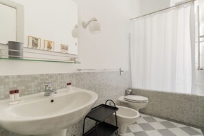 Bidet, towels - GuestHost - Spacious 105m2 apartment, perfect for 4 people, located on the mezzanine floor (stairs to access it) of a typical Milanese building.The accommodation is located in the Pagano district, a stone's throw from the M1 metro stop of the same name,  (Milan)