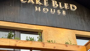 Un edificio con un cartel que dice 'LAKE BLED HOUSE'.