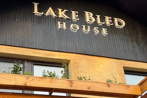 Un edificio con un cartel que dice 'LAKE BLED HOUSE'.