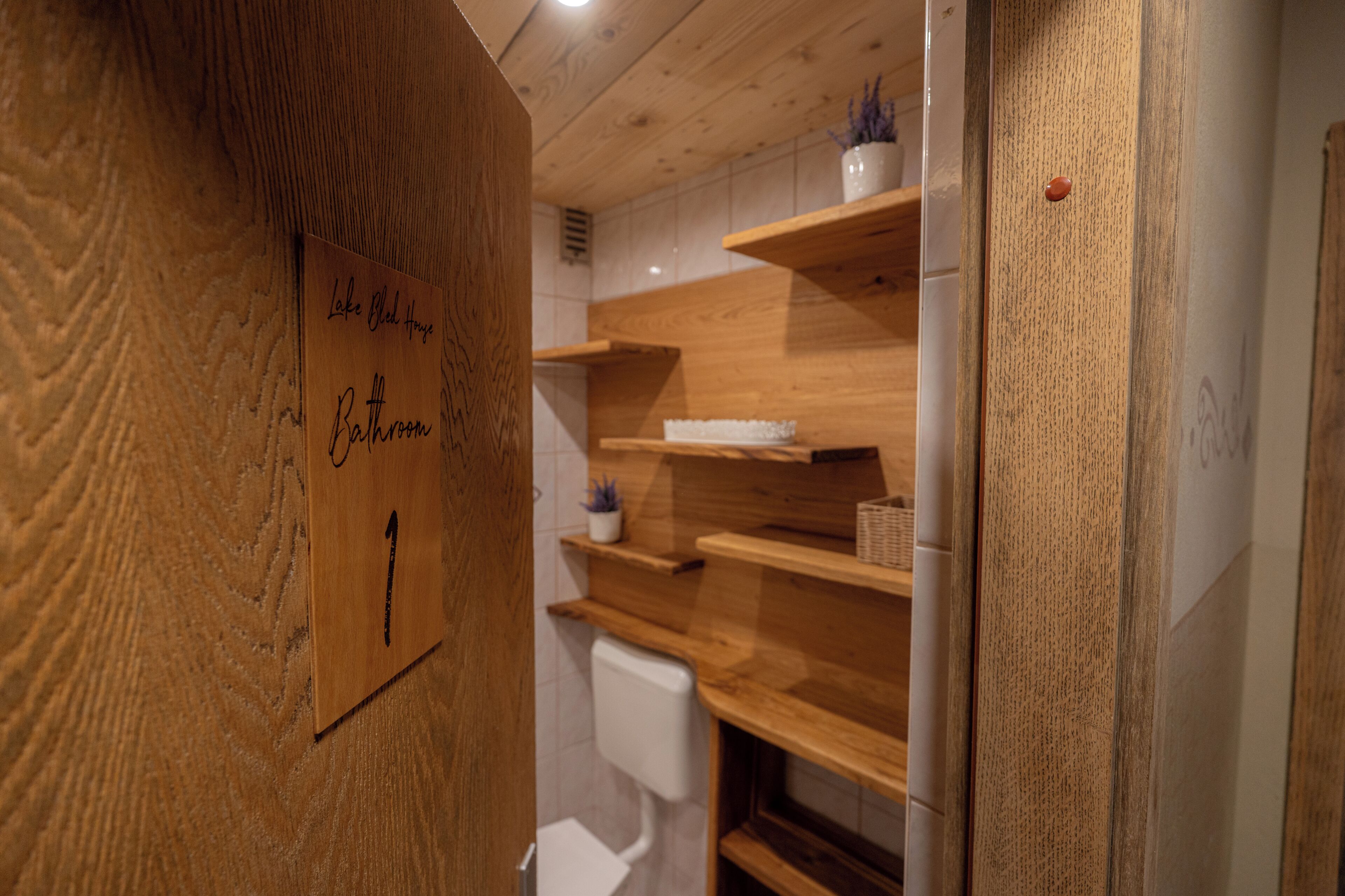 Un intérieur en bois avec une pancarte indiquant les toilettes et le chiffre 1.