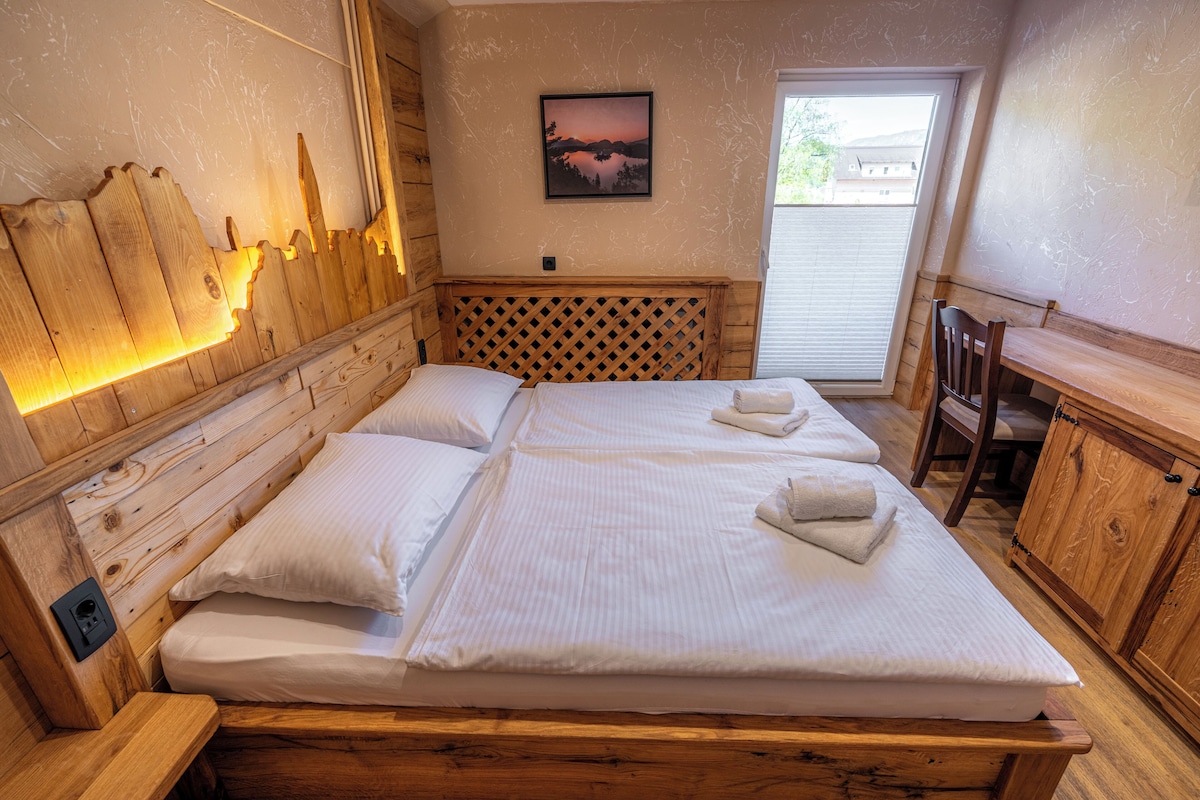 Chambre avec lits jumeaux, balcon (2 Large Single Beds) | Accès au Wi-Fi (inclus)