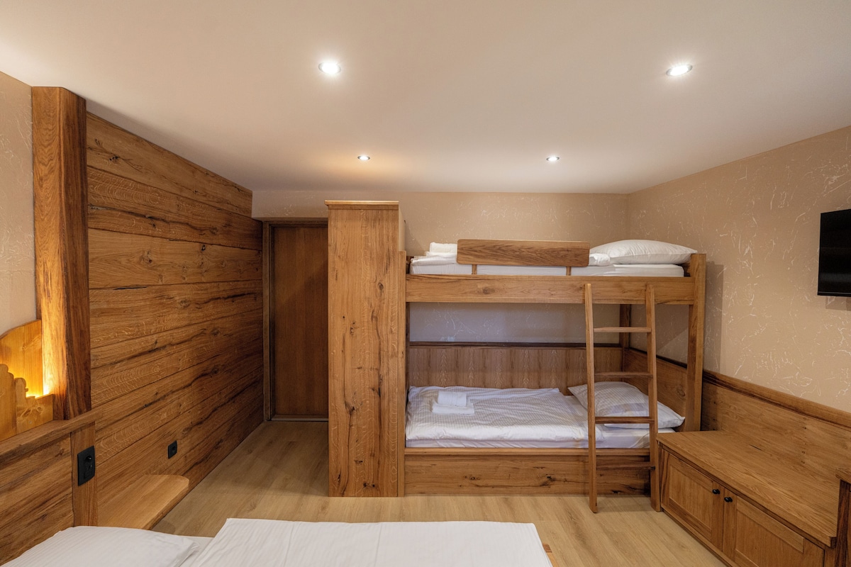 Quadruple Room (Double Bed and Bunk Bed), Shared Bathroom | WiFi (free)