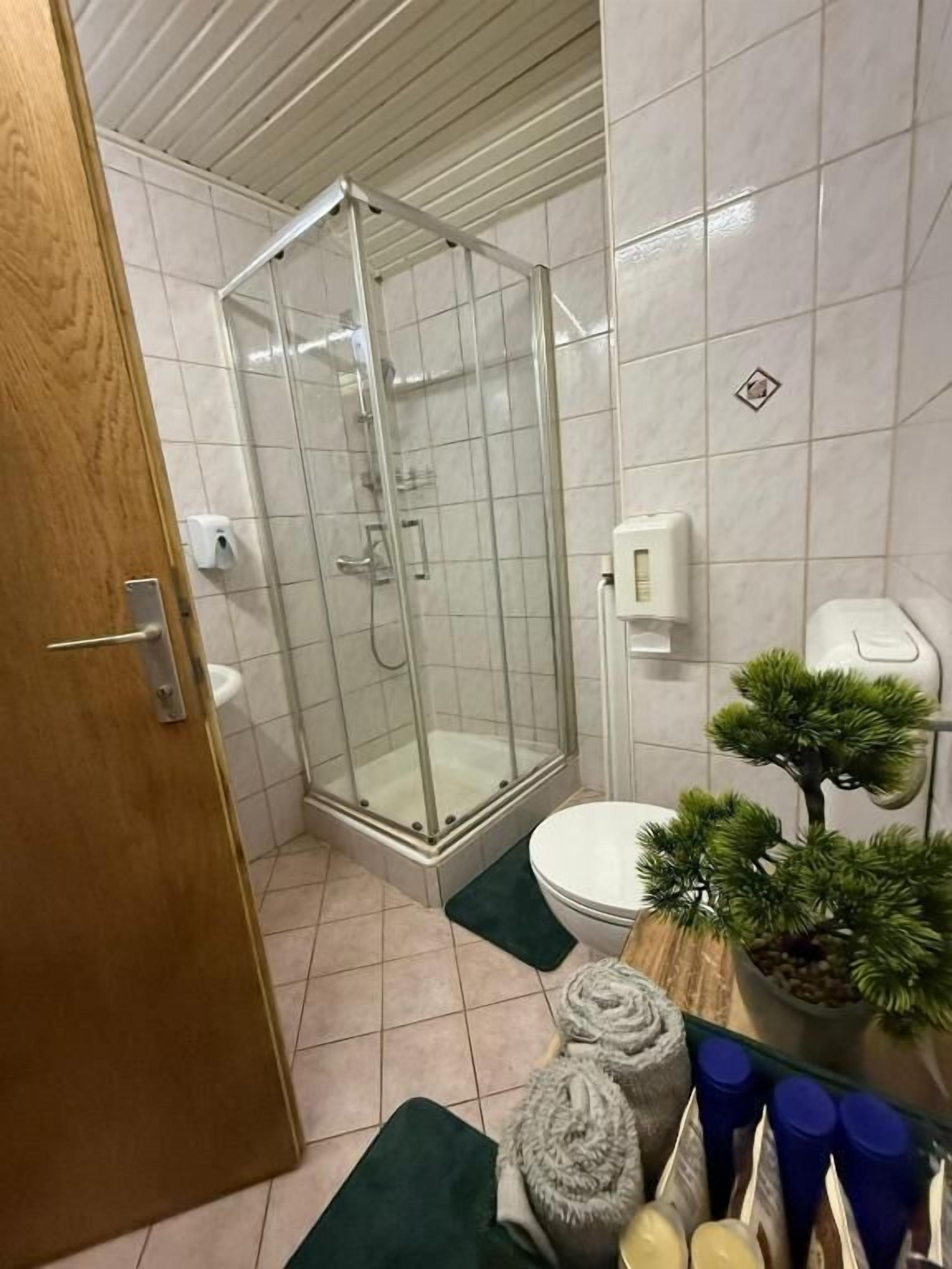 Habitación triple básica, balcón | Baño